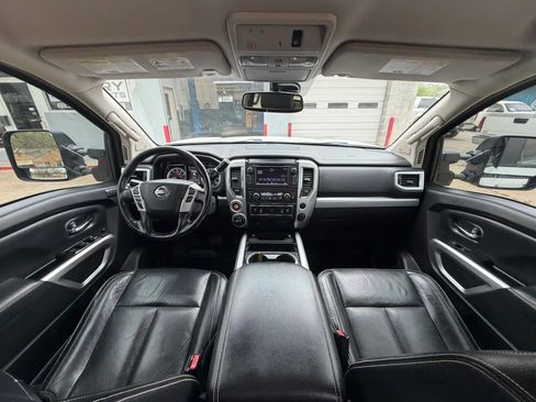 Used 2019 Nissan Titan PRO-4X w/ Pro-4x Convenience Package AWD/4WD image 11