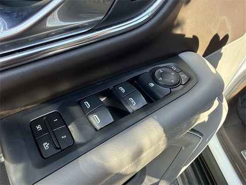 Used 2023 GMC Yukon XL SLT image 10