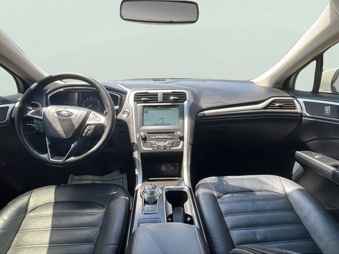 Used 2018 Ford Fusion SE w/ Fusion SE Technology Package FWD image 9