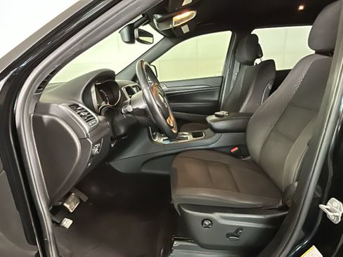 Used 2018 Jeep Grand Cherokee Laredo AWD/4WD image 13