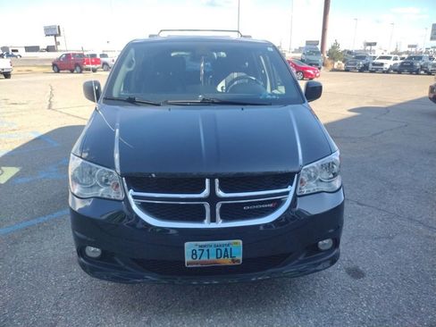 Used 2019 Dodge Grand Caravan SXT image 2