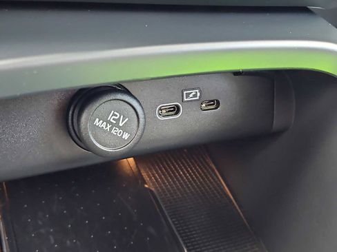 Used 2024 Volvo XC40 B5 Core image 12