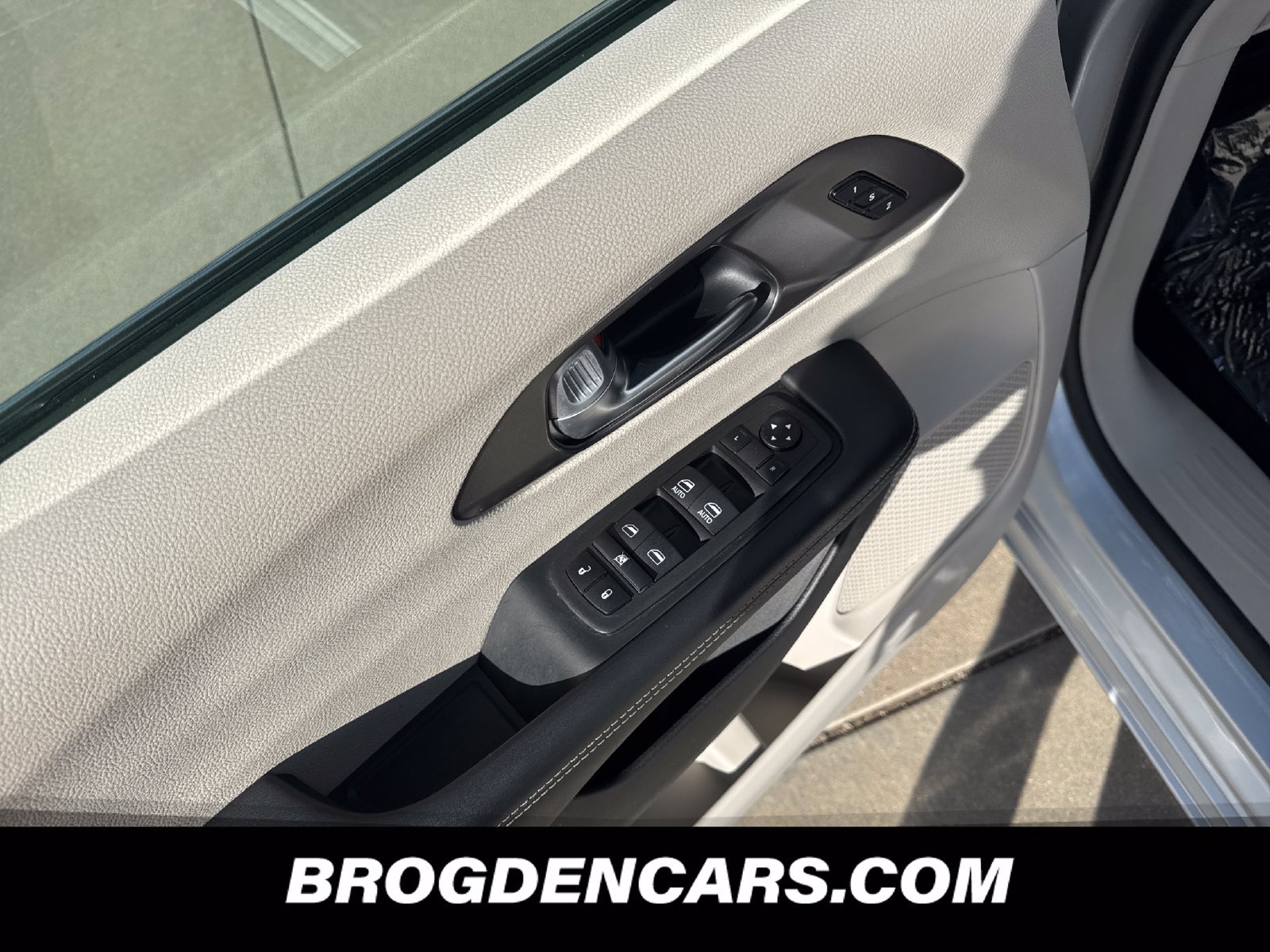 Used 2024 Chrysler Pacifica Touring-L FWD image 8
