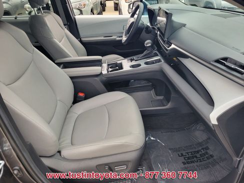 Used 2025 Toyota Sienna XLE w/ XLE Plus Package AWD/4WD image 17