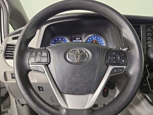 Used 2018 Toyota Sienna LE FWD image 21