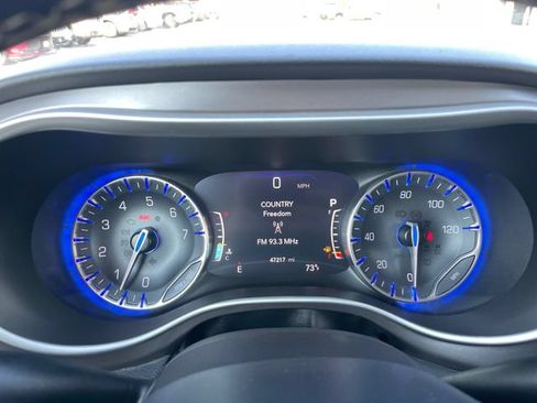 Used 2021 Chrysler Pacifica Touring-L FWD image 9