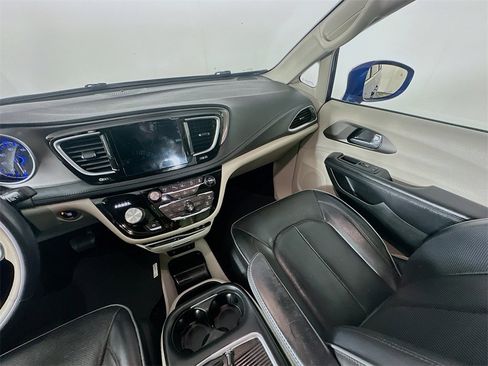 Used 2018 Chrysler Pacifica Limited w/ Tire & Wheel Group image 11