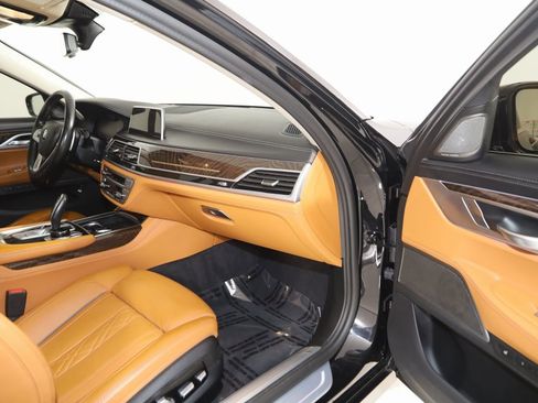 Used 2022 BMW 750i xDrive w/ Luxury Rear Seating Package image 61