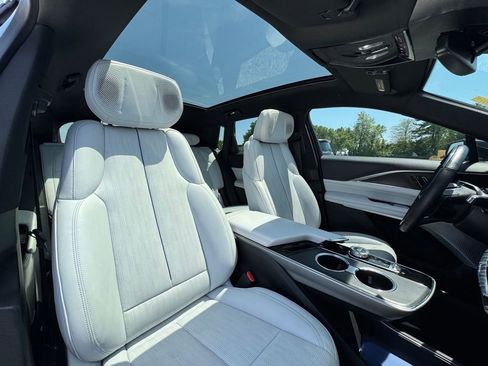 Used 2024 Cadillac Lyriq Luxury AWD/4WD image 30