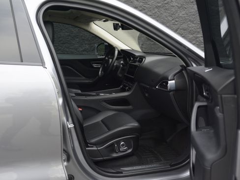 Used 2020 Jaguar F-PACE Premium image 23