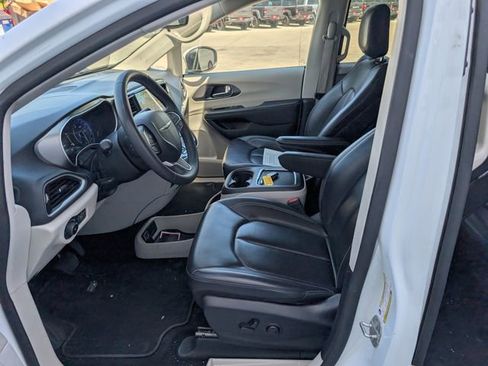 Used 2023 Chrysler Pacifica Touring-L FWD image 2
