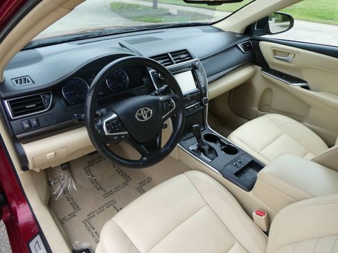 Used 2017 Toyota Camry XLE w/ Moonroof Package FWD image 10