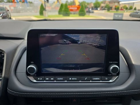 Used 2024 Nissan Rogue S FWD image 23