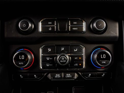 Used 2022 Chevrolet Tahoe Z71 w/ Luxury Package AWD/4WD image 22