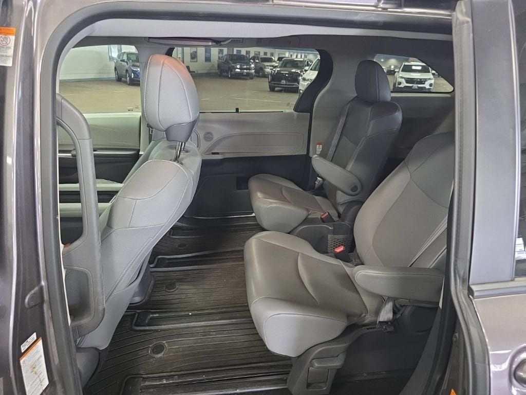 Used 2021 Toyota Sienna XLE w/ XLE Plus Package FWD image 6