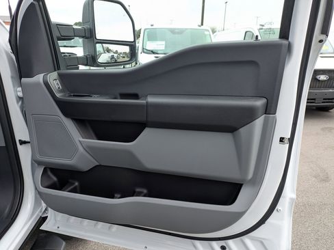 New 2026 Ford F550 2WD Regular Cab Super Duty image 31
