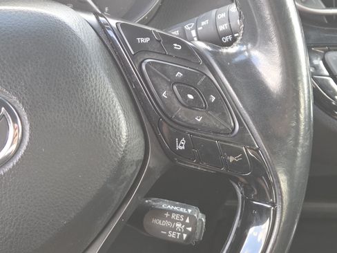 Used 2018 Toyota C-HR XLE FWD image 5
