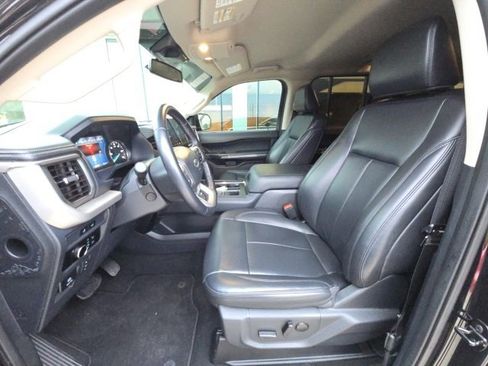 Used 2023 Ford Expedition XLT image 10