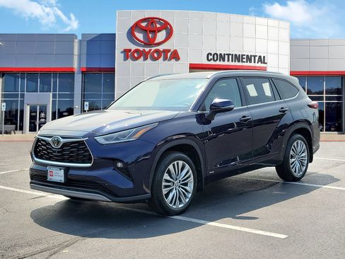 Certified 2025 Toyota Highlander Platinum AWD/4WD image 3