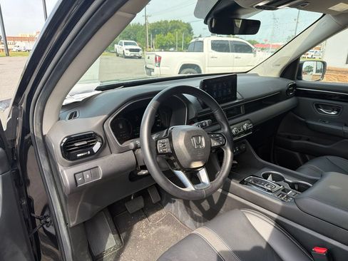 Used 2025 Honda Pilot Touring image 4
