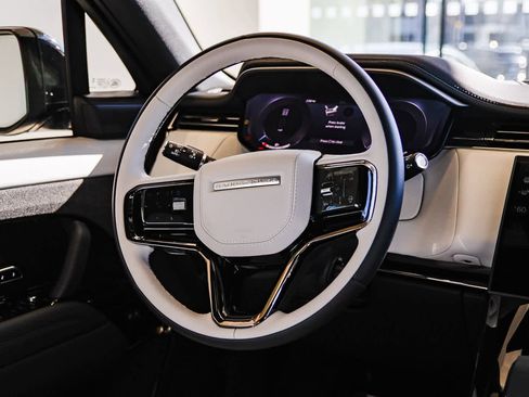 Used 2025 Land Rover Range Rover Sport Dynamic SE image 9