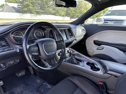 Used 2017 Dodge Challenger R/T image 12