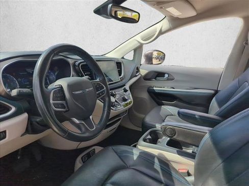 Used 2021 Chrysler Pacifica Touring-L image 5
