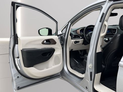 Used 2020 Chrysler Voyager Lxi image 17