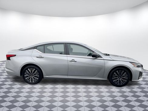 Used 2024 Nissan Altima 2.5 SV image 2