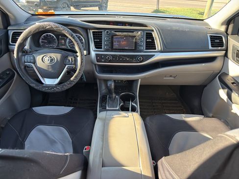 Used 2017 Toyota Highlander LE image 13