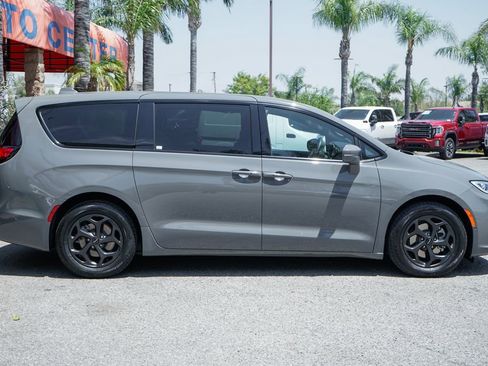 Used 2022 Chrysler Pacifica Limited w/ S Appearance Package FWD image 12