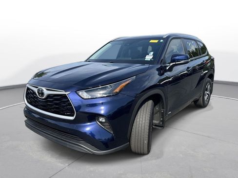 Used 2025 Toyota Highlander XLE AWD/4WD image 2