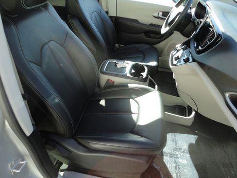 Used 2024 Chrysler Pacifica Touring-L image 17