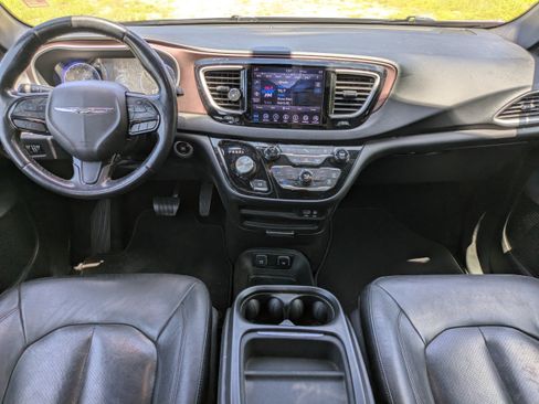 Used 2020 Chrysler Pacifica Touring-L FWD image 14