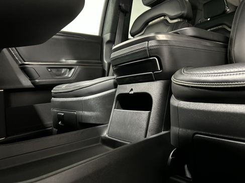 Used 2025 Rivian R1S Adventure AWD/4WD image 32