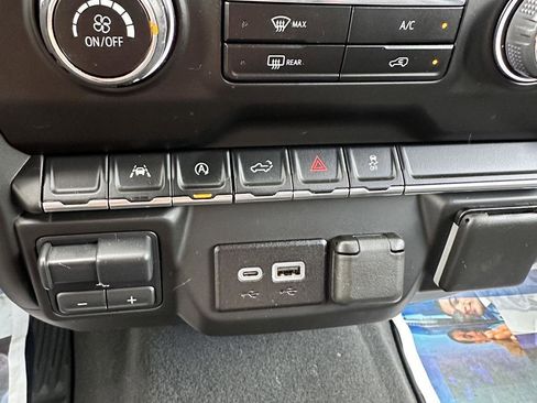 Used 2023 Chevrolet Silverado 1500 Custom image 15