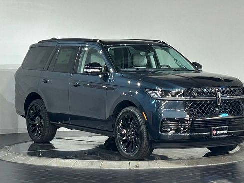 New 2026 Lincoln Navigator Reserve w/ Jet Appearance Package AWD/4WD image 2