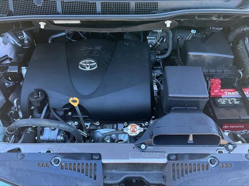 Used 2018 Toyota Sienna LE FWD image 31