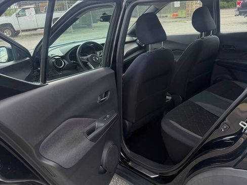 Used 2018 Nissan Kicks SV FWD image 19