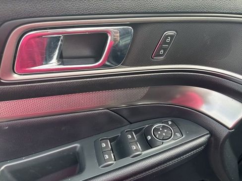 Used 2019 Ford Explorer XLT w/ Equipment Group 202A AWD/4WD image 18