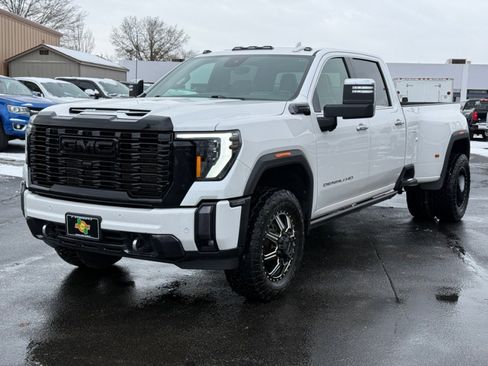 Used 2024 GMC Sierra 3500 Denali Ultimate image 4