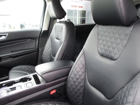 Used 2024 Ford Edge Titanium image 39