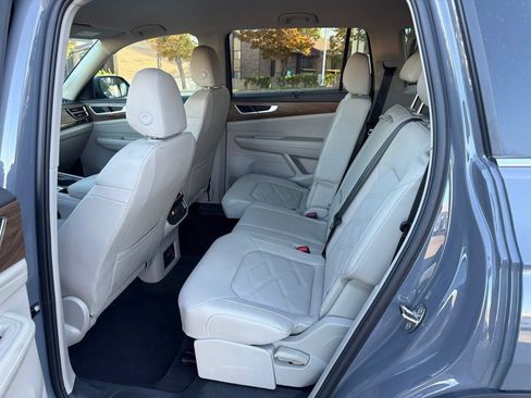 Used 2025 Volkswagen Atlas SE AWD/4WD image 16