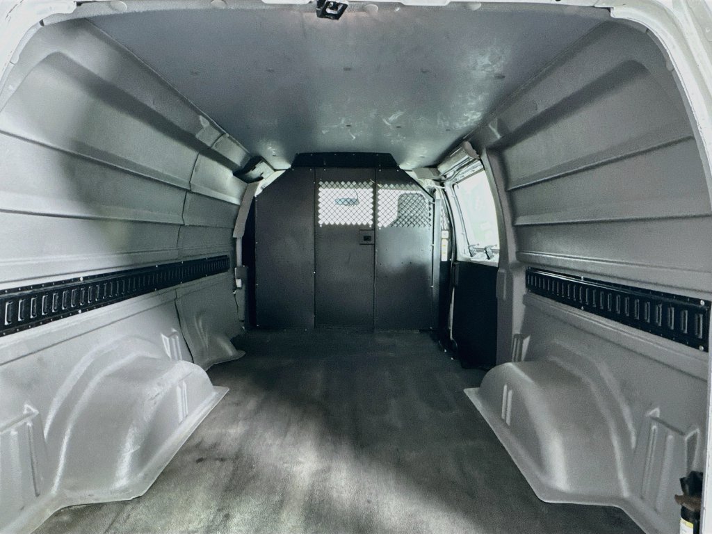 Used 2010 Ford E-150 and Econoline 150 RWD image 10