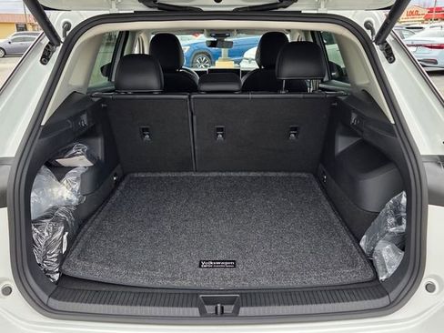 Used 2025 Volkswagen Tiguan SE image 12