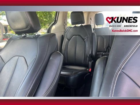 Used 2024 Chrysler Pacifica Touring-L FWD image 17