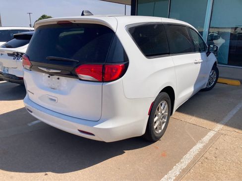 Used 2022 Chrysler Voyager LX FWD image 7