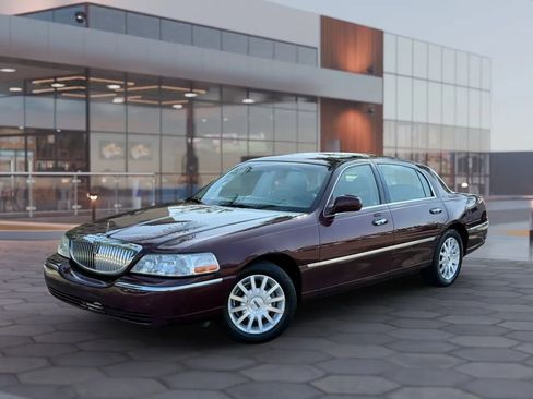Used 2007 Lincoln Town Car Signature image 2