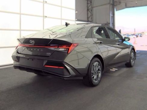 Used 2025 Hyundai Elantra Hybrid FWD image 5
