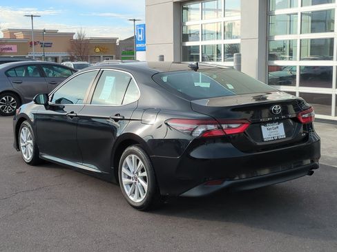Used 2022 Toyota Camry LE image 9